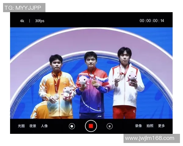 足球巨星荣耀时刻登台领奖 引领赛场新风潮尽显风采